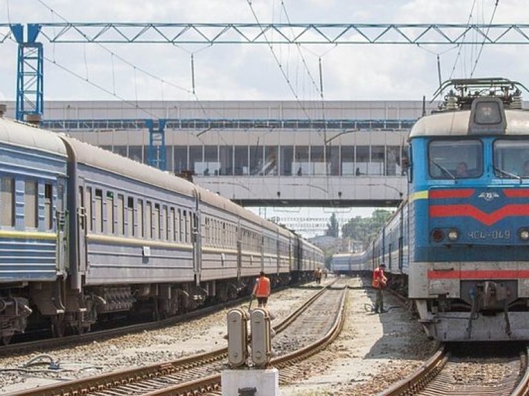 Из-за перекрытия железной дороги в Киевской области из графика выбились 3 поезда и 5 электричек