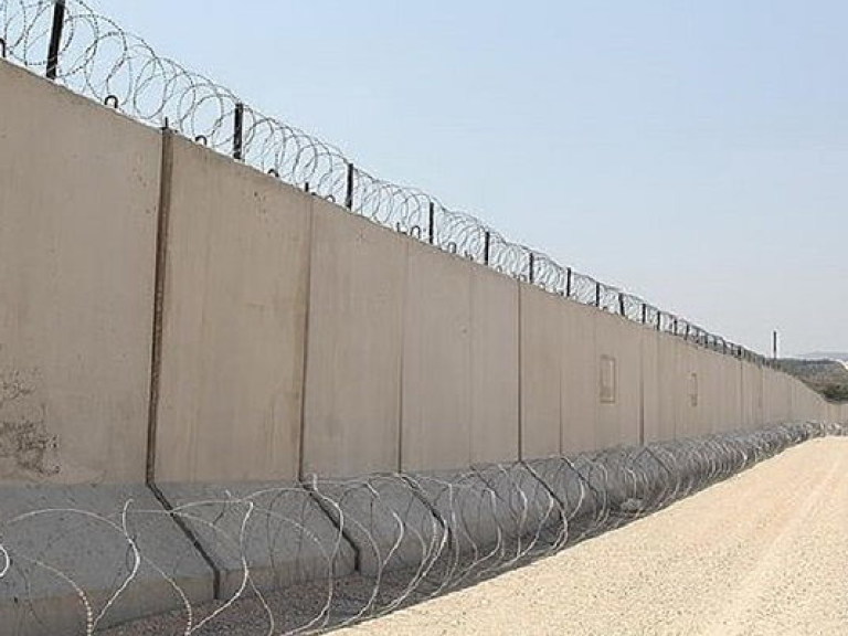 Турция построила на границе с Сирией стену