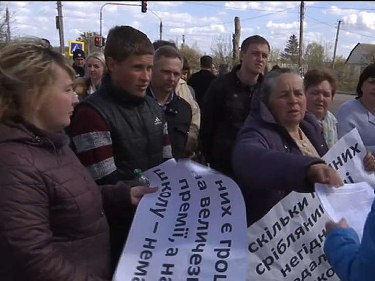 В Житомирской области люди протестовали против закрытия школы (ФОТО)