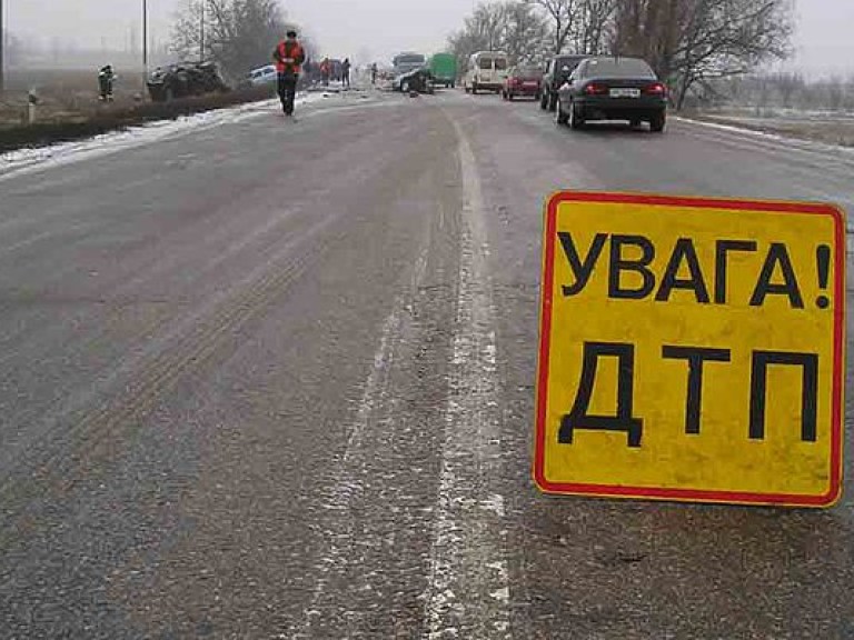 Три грузовика столкнулись на трассе Киев-Харьков (ФОТО)