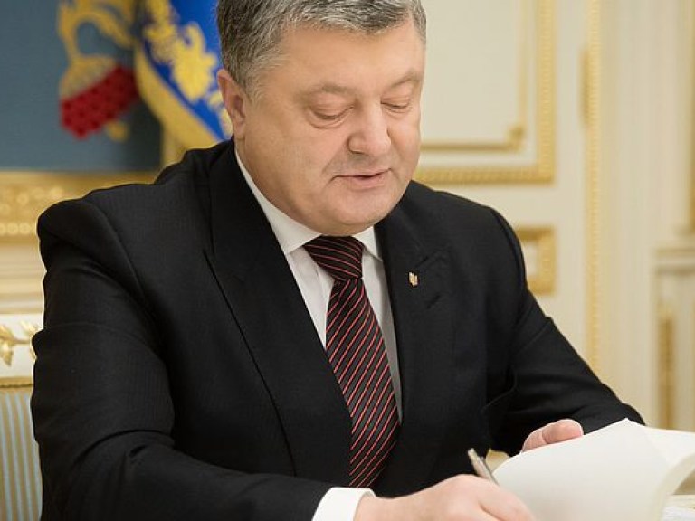 Порошенко одобрил отмену обязательного использования печатей на документах