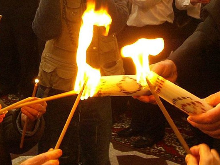 В «Борисполе» приземлился самолет с Благодатным огнем из Иерусалима