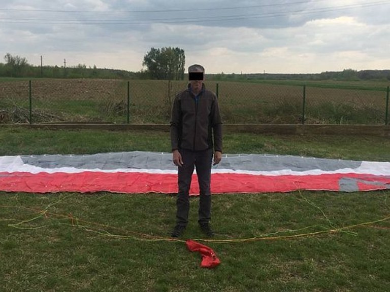 Венгерский парашютист незаконно пересек госграницу Украины (ФОТО)