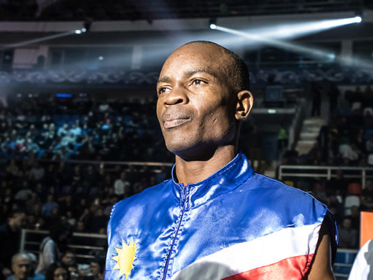 Бокс: намибиец Индонго остановил шотландца Бернза (ВИДЕО)