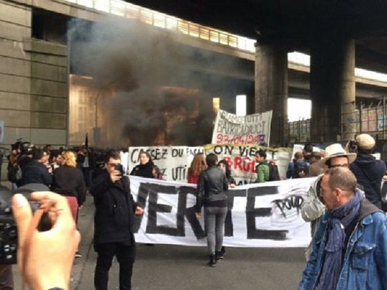 В Париже произошли беспорядки на акции протеста против Марин Ле Пен (ФОТО)