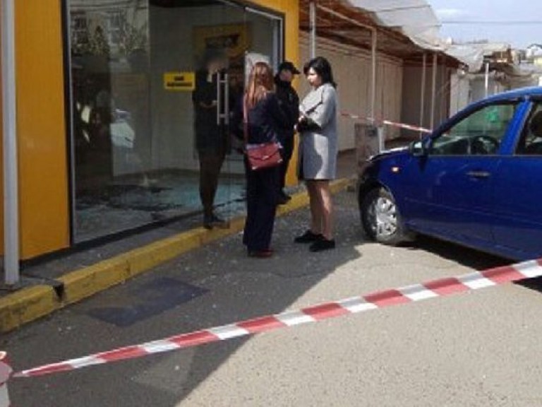 Во Львове мужчина в ВАЗе протаранил витрину магазина, есть пострадавшие (ФОТО)