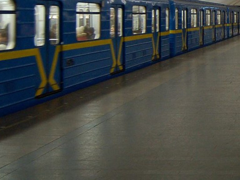 В Киеве на станции метро «Левобережная» обнаружили труп мужчины