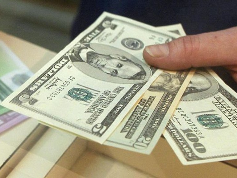 В украинских обменниках 100 долларов продают за 26,90 гривен