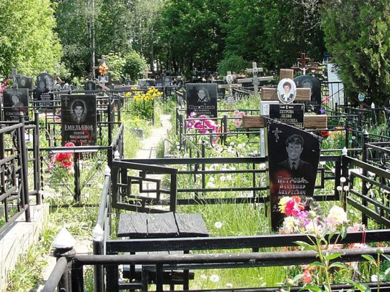 В Киеве на поминальные дни увеличат количество автобусов в сторону кладбищ
