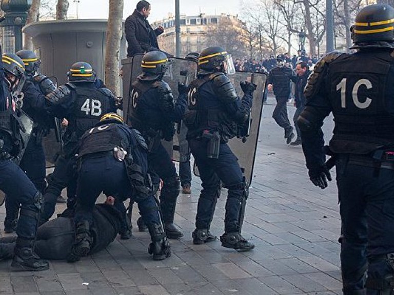 В Париже произошли столкновения между противниками Марин Ле Пен и полицией