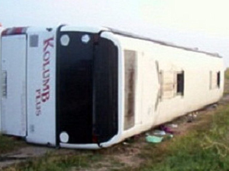 На Филиппинах автобус сорвался в ущелье, 26 человек погибли (ФОТО)
