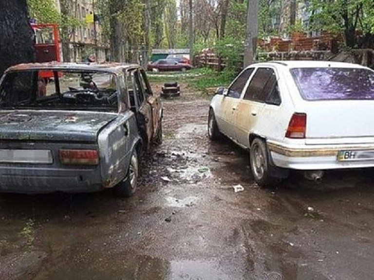 В спальном районе Одессы сгорели два автомобиля (ФОТО)