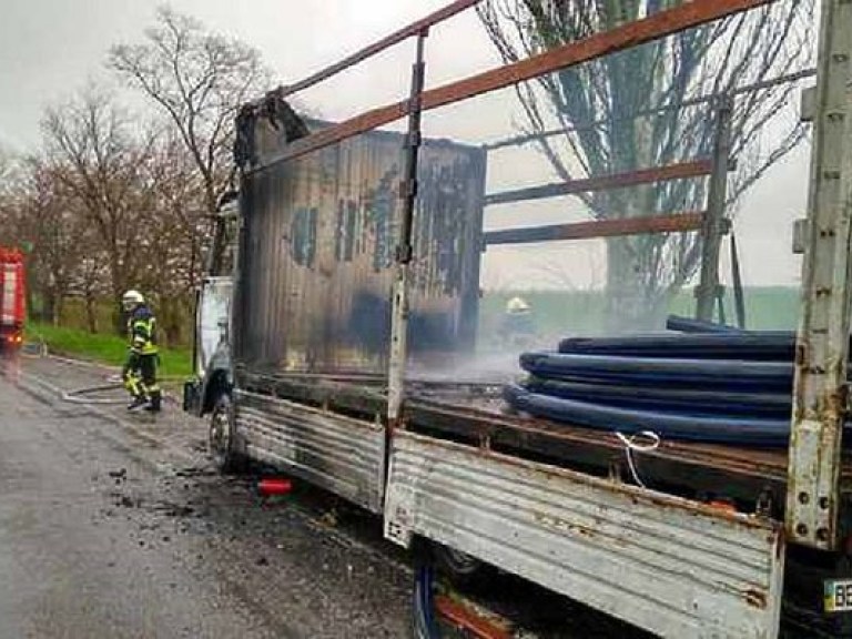 В Херсонской области на ходу сгорела фура (ФОТО)