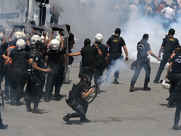 В Анталии во время протестов против результатов референдума задержали 13 человек