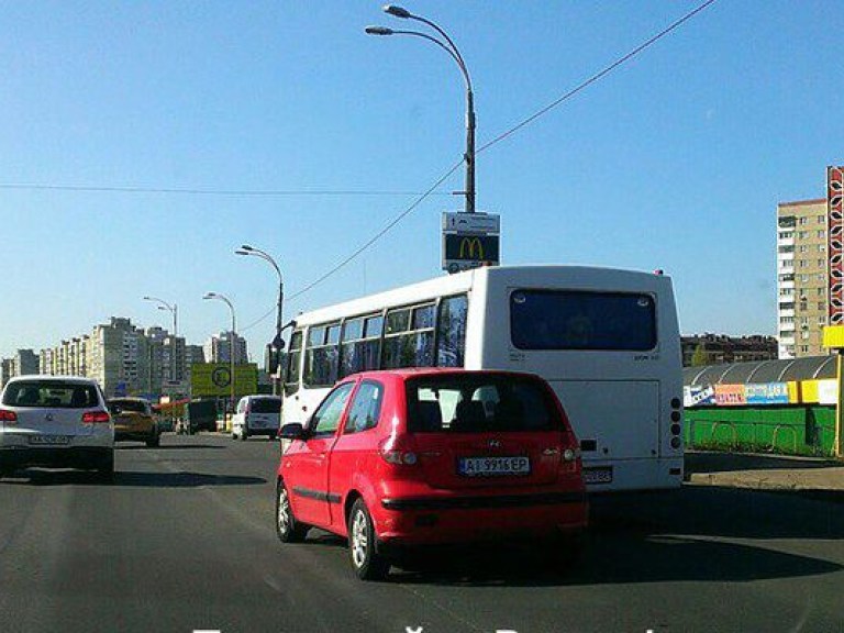 На столичном Святошино столкнулись маршрутка и иномарка (ФОТО)