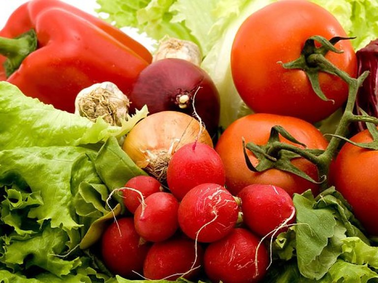 Покупать первые овощи лучше на легальных рынках и в супермаркетах &#8212;  врач