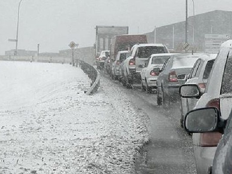 В Одессе из-за снега парализовало движение транспорта (КАРТА)