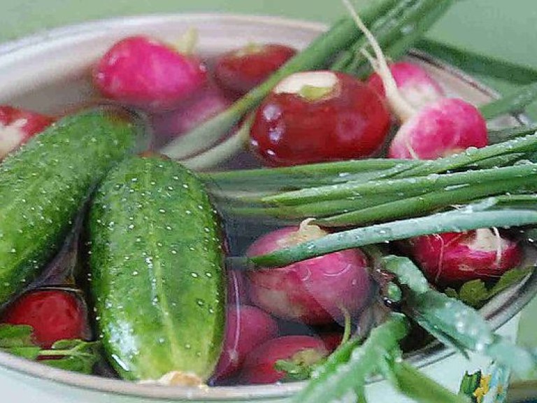 Первые овощи и зелень перед трапезой нужно замачивать в холодной воде – врач