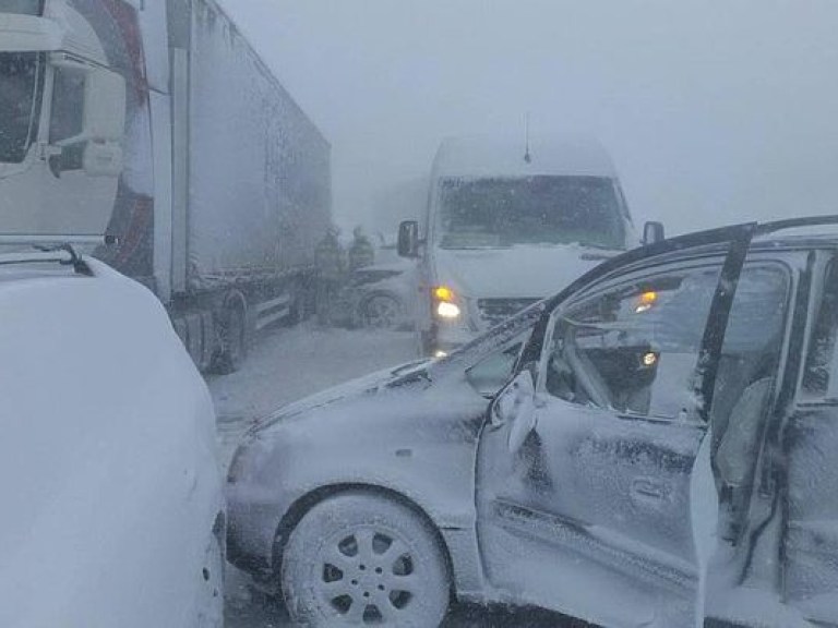 В Словакии из-за непогоды столкнулись 40 автомобилей: десятки пострадавших (ФОТО)