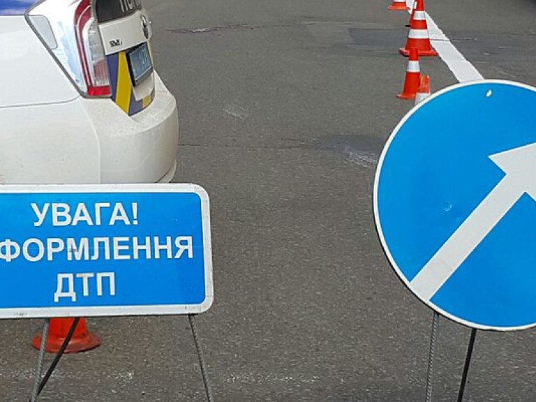 В Харькове водитель BMW снес забор и сбежал, бросив автомобиль (ФОТО)
