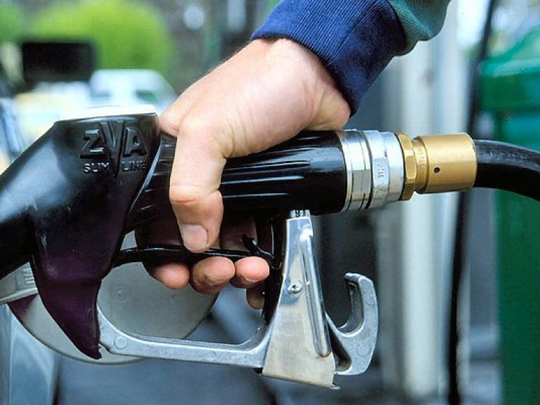 Бензин в Украине подорожал из-за роста цен на нефть, но ситуация уже стабилизировалась – эксперт