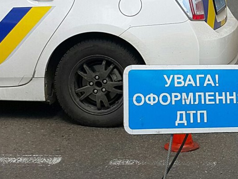 На мосту Патона в Киеве столкнулись бетономешалка и суперкар Maseratti (ФОТО)