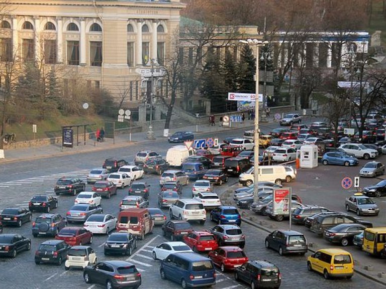 Центр Киева стоит в сплошной пробке из-за перекрытого Крещатика (КАРТА)