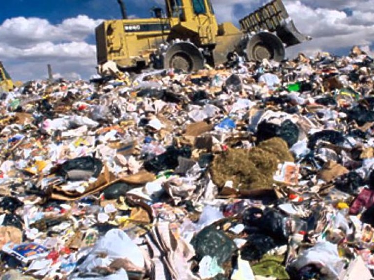 Три фуры с львовским мусором незаконно разгрузили на Волыни (ФОТО)