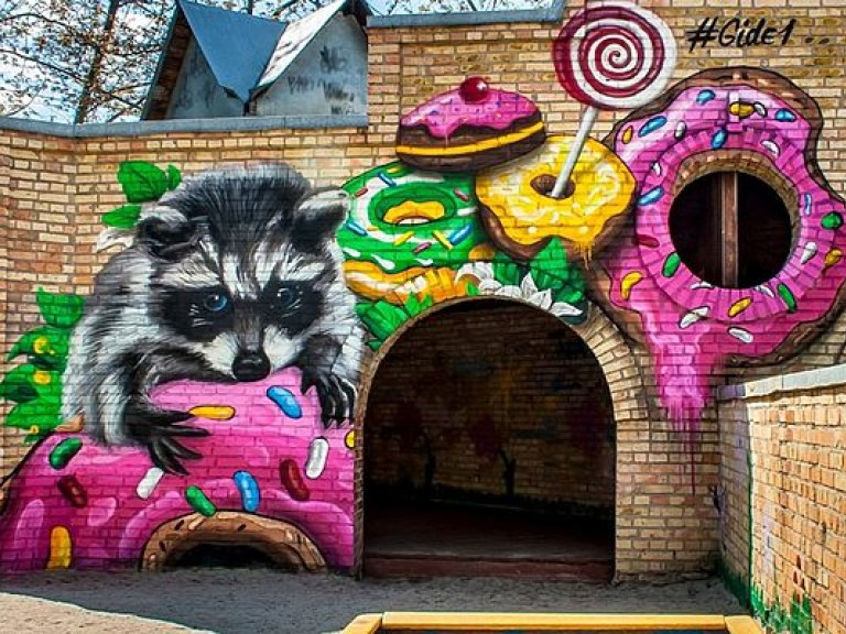 В Киеве на Оболони появилось новое граффити с енотом (ФОТО)