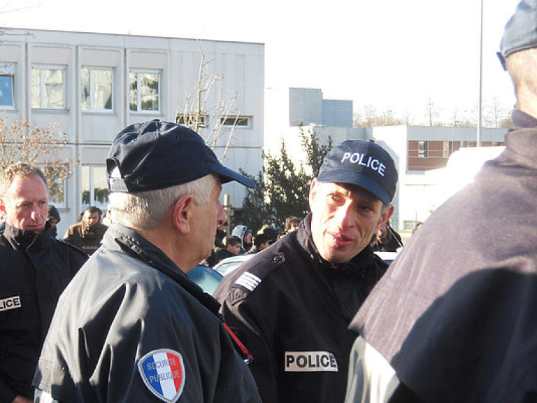 Порядок на выборах во Франции охраняют 50 тысяч полицейских