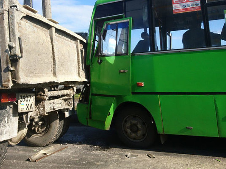В Харькове маршрутка врезалась в грузовой автомобиль, есть пострадавшие (ФОТО)