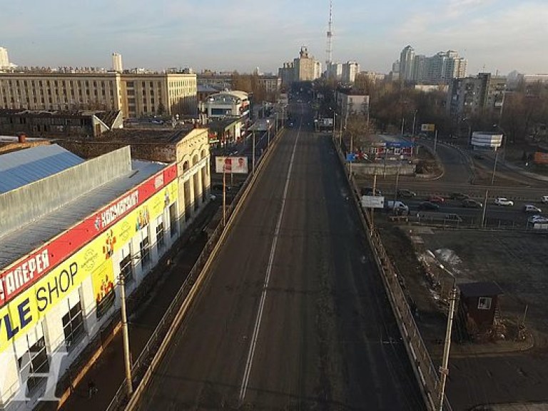 С Шулявского моста отлетело несколько бетонных элементов, повреждены автомобили