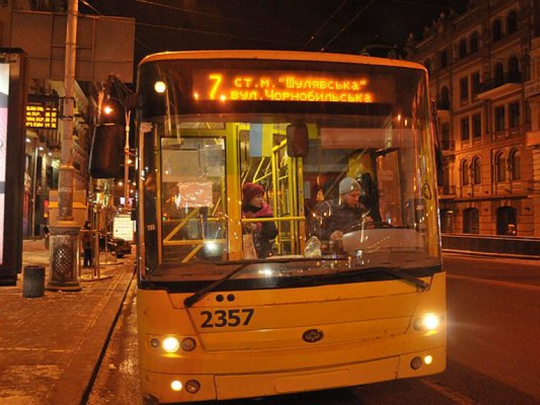 Работу нескольких ночных троллейбусных маршрутов в Киеве временно изменят