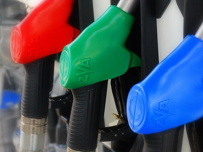 Бензин в Украине подоражал из-за зависимости от внешних рынков &#8212; эксперт