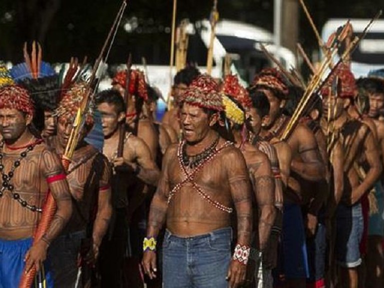 В Бразилии индейцы обстреляли из лука полицейских (ВИДЕО)