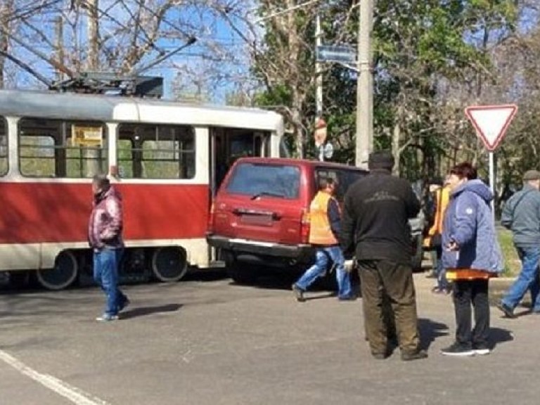 В Одессе джип врезался в трамвай (ФОТО)