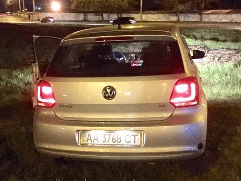 В Киеве водителя Volkswagen Polo вынесло на клумбу, когда он отвлекся на телефон (ФОТО)