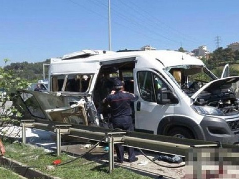 При взрыве автобуса в Стамбуле пострадали пятеро (ФОТО)