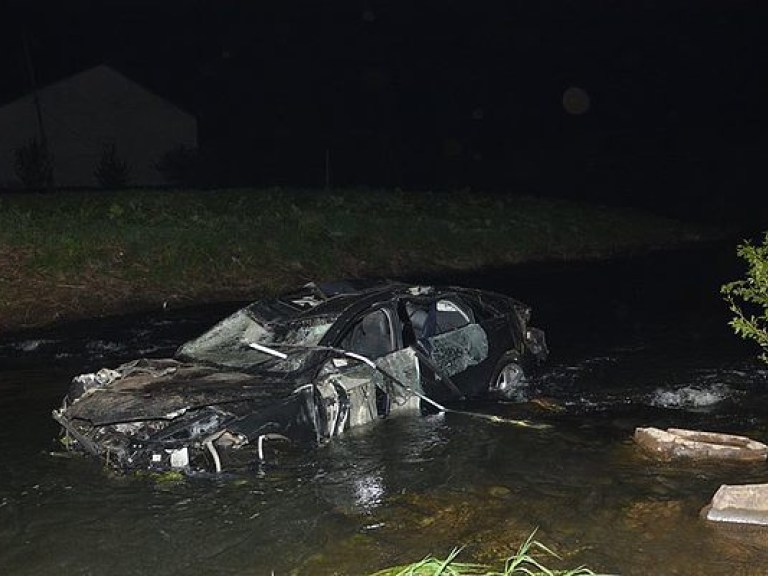 На Закарпатье автомобиль упал в речку, водитель погиб (ФОТО)