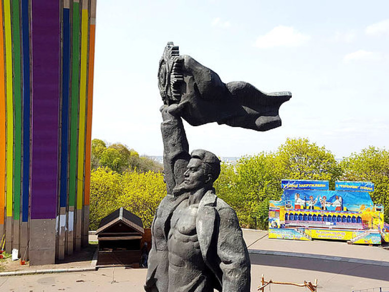 Группа мужчин заблокировала раскраску столичной арки Дружбы народов (ФОТО)