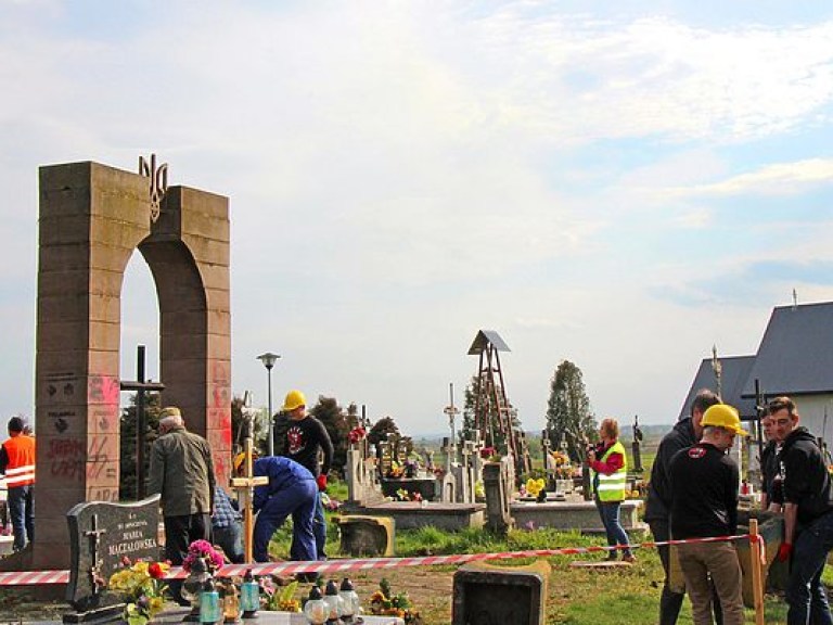 Институт национальной памяти призвал приостановить легализацию польских памятников в Украине
