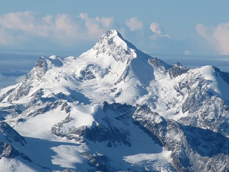 На Эльбрусе сорвались двое альпинистов, на поиски направилась спасатели