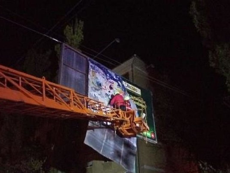 Шквальный ветер в Киеве повредил билборд и стену дома (ФОТО)