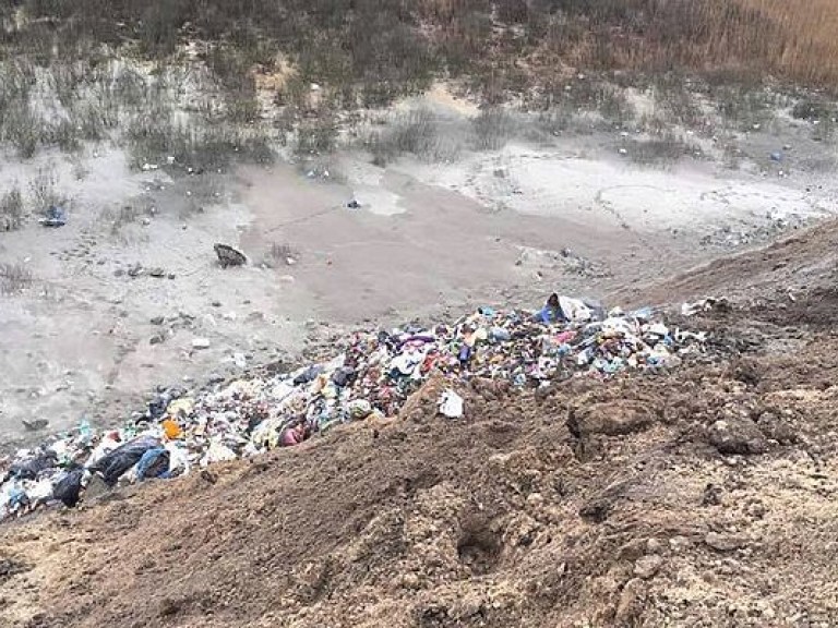 В Ровненской области обнаружили львовский мусор (ФОТО)