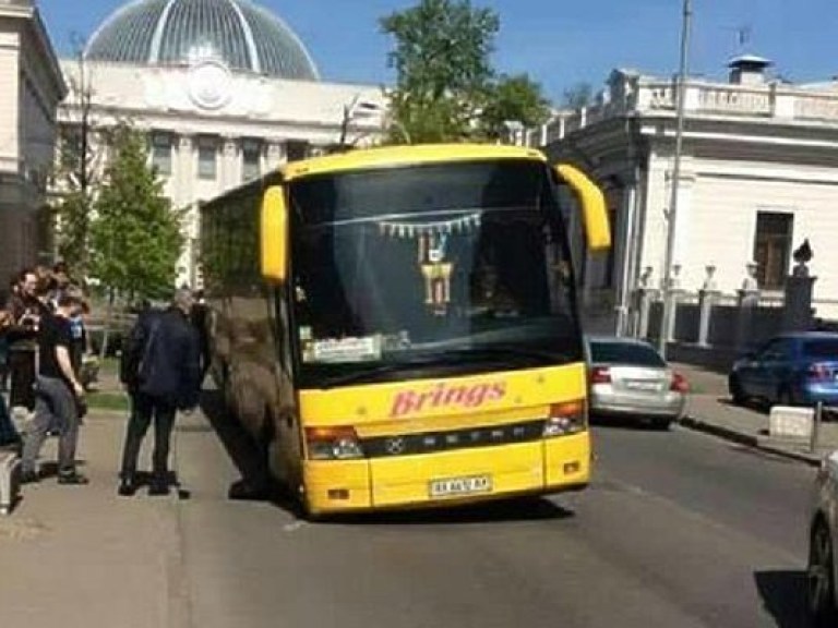 В Киеве возле парламента в яму провалился автобус (ФОТО)