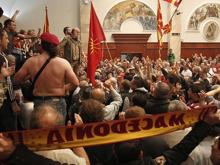В результате штурма парламента Македонии пострадали 77 человек (ФОТО, ВИДЕО)