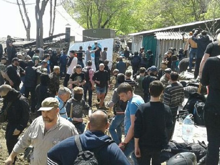 В Одессе акция протеста против застройки на пляже закончилась дракой (ФОТО)