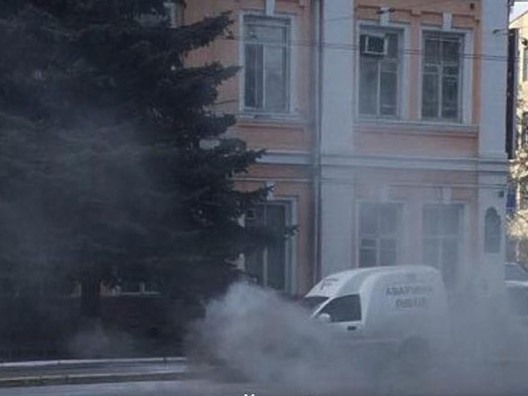 В центре Киева возле здания полиции загорелся автомобиль (ФОТО)