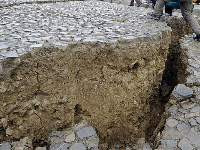 В Кыргызстане в результате оползня землей накрыло 11 домов и завалило дорогу