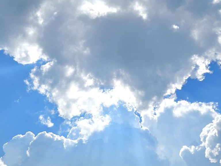 Прогноз погоды на 3 мая: в Украину идет летнее тепло